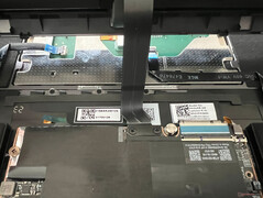 Anslutningskabeln till batteriet måste tas bort innan SSD-enheten kan bytas ut.