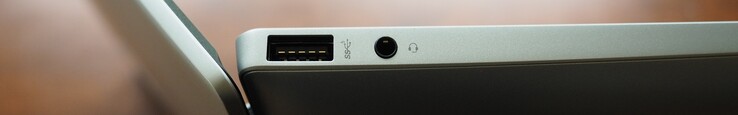 vänster sida: USB-A 3.0, 3,5 mm jack (linje in/ut)