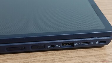 Anslutningar på höger sida: volymkontroll, strömknapp, ljuduttag, USB-A 5 Gbps, USB-C 2.0, Kensingtonlås