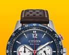 Närbild på Citizen Racing Chronograph CA4716-09L, som visar dess blå takymeterring, mörkblå urtavla med silverfärgade visare och markörer, tre hjälpurtavlor, röd central sekundvisare och brunt perforerat läderarmband mot en gul bakgrund.