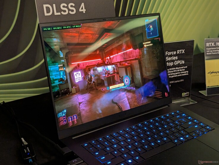 Förra årets Blade 16 kör Cyberpunk 2077 på en RTX 5090 med maximala inställningar