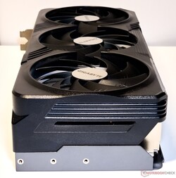 RTX 4080 Super Gaming OC:s tredubbla WindForce-fläktar kan bli märkbart högljudda under stress