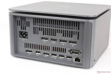 Baksida: Nätström, 4x DisplayPort 1.4a, 2x USB-A (5 Gbps), 2x USB-A (10 Gbps), RJ-45, HDMI 2.1a FRL, HDMI 2.1 TMDS