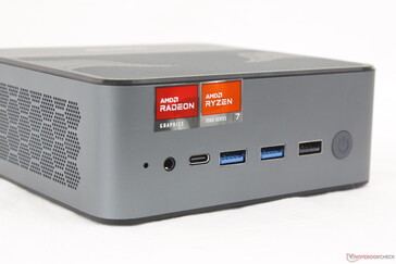 Framsida: Återställningsknapp, 3,5 mm hörlurar, USB-C 4.0 med Power Delivery + DisplayPort (8K@60 Hz), 2x USB-A 3.2 Gen. 2 (10 Gbps), USB-A 2.0, Strömknapp