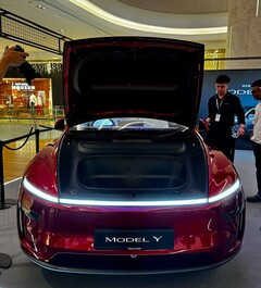 Nya Tesla Model Y i färgen Ultra Red (Bildkälla: DaltyBrewer/X)