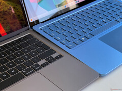 MacBook Air 13 M3 (vänster) vs. Surface Laptop 13 (höger)