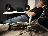 Den ergonomiska kontorsstolen Sihoo Doro C300 sätts på prov. (Bild: Marcus Schwarten / Notebookcheck)