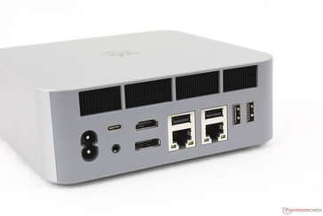 Baksida: Nätström (ingen extern strömkälla), USB-C Thunderbolt 4 med DisplayPort + Power Delivery, 3,5 mm headset, HDMI (4K@60), DisplayPort 1.4 (4K@144), 2x RJ-45 (2,5 Gbps), 4x USB-A 3.0 (10 Gbps)