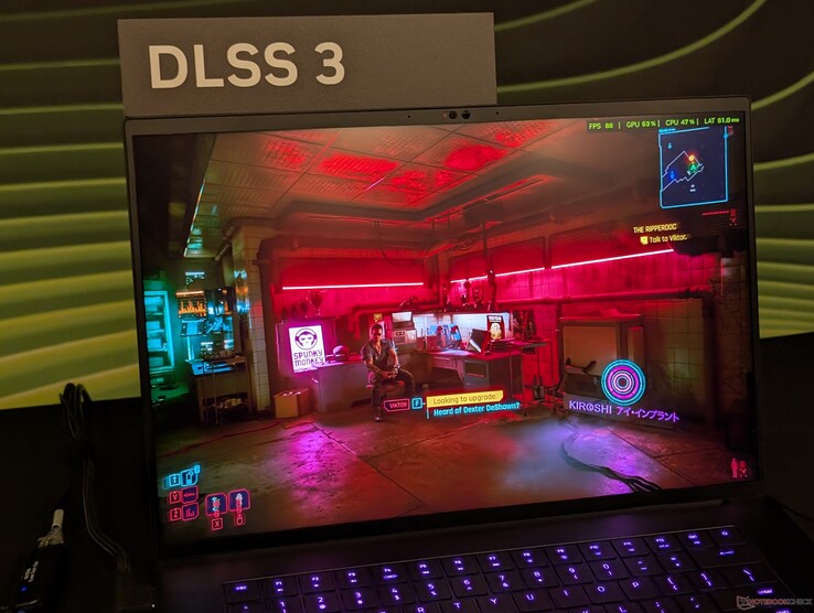 Förra årets Blade 16 kör Cyberpunk 2077 på en RTX 4090 med maximala inställningar