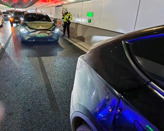 Xiaomi SU7 och Tesla Model Y kraschar. (Bildkälla: @Tslachan)