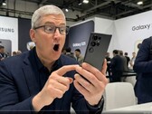 Viral deepfake visar Tim Cook som ett fan av Samsung Galaxy S25 Ultra. (Bildkälla: X, Noah Cat, @Cartidise, skärmdump).